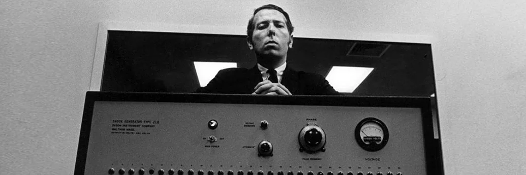 Stanley Milgram cu celebrul său aparat de șocuri folosit în experiment